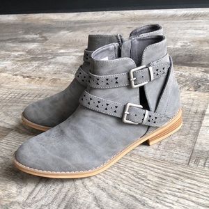 Rocket dog suede gray boots new